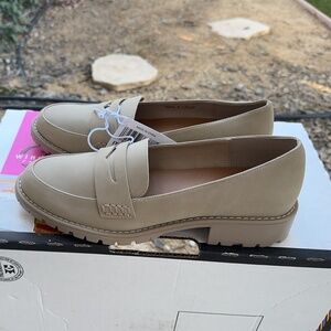 dv by Dolce Vita “Crisp” Classic Penny Loafer/Lug Sole Block Heel (Dune/Tan) NEW